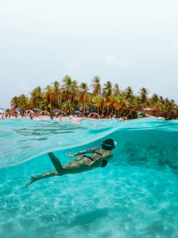 foto de perfil de mujer realizando snorkel en san andres colombia